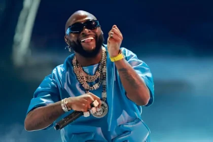Don’t disrespect my staff, Davido tells fan at London concert